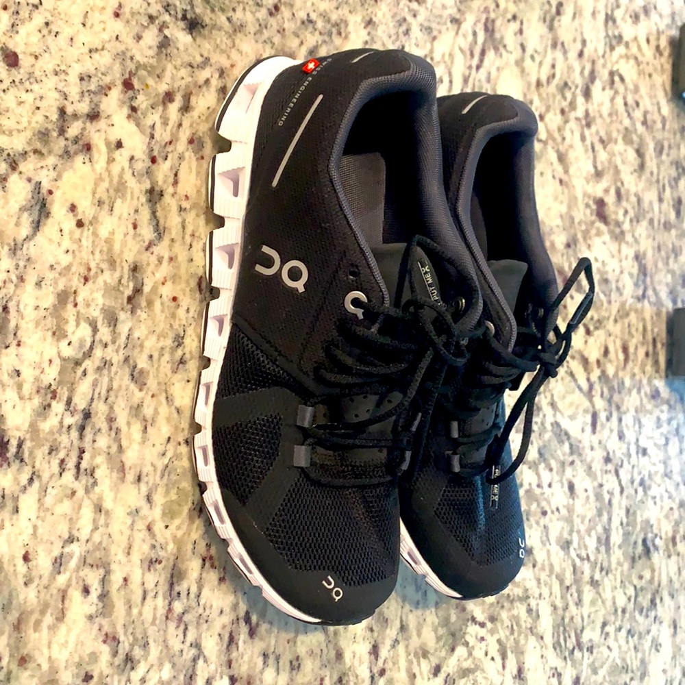 OC- Cloud women size 6- never worn